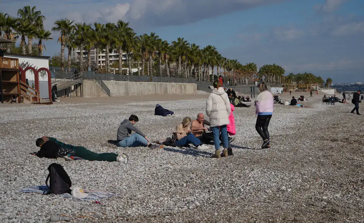 Konyaaltı Sahili’nde Güneşlenip Denize Girdiler 1